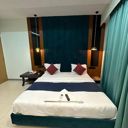Hotel Sky Palace Adajan Σουράτ Εξωτερικό φωτογραφία