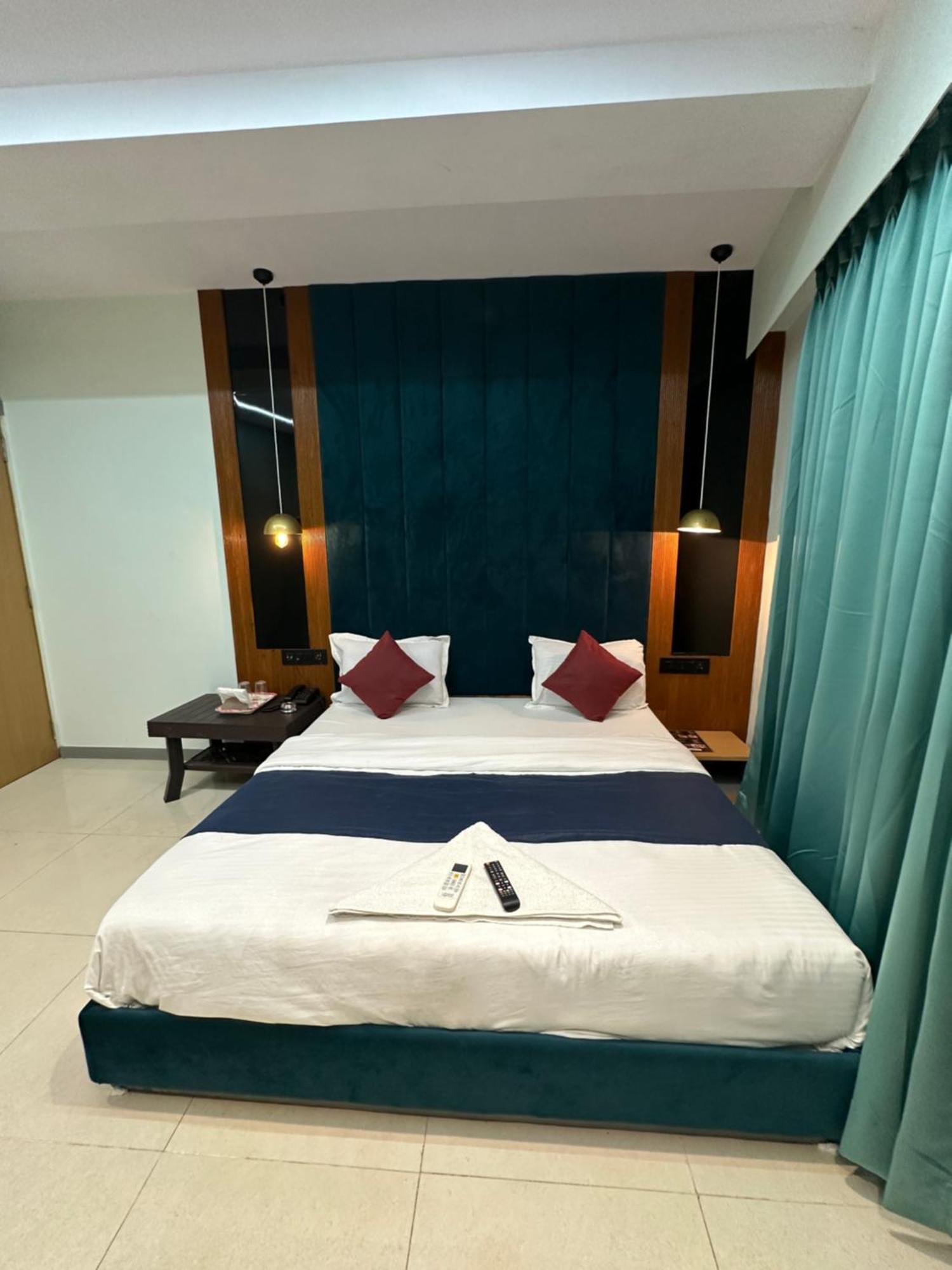 Hotel Sky Palace Adajan Σουράτ Εξωτερικό φωτογραφία