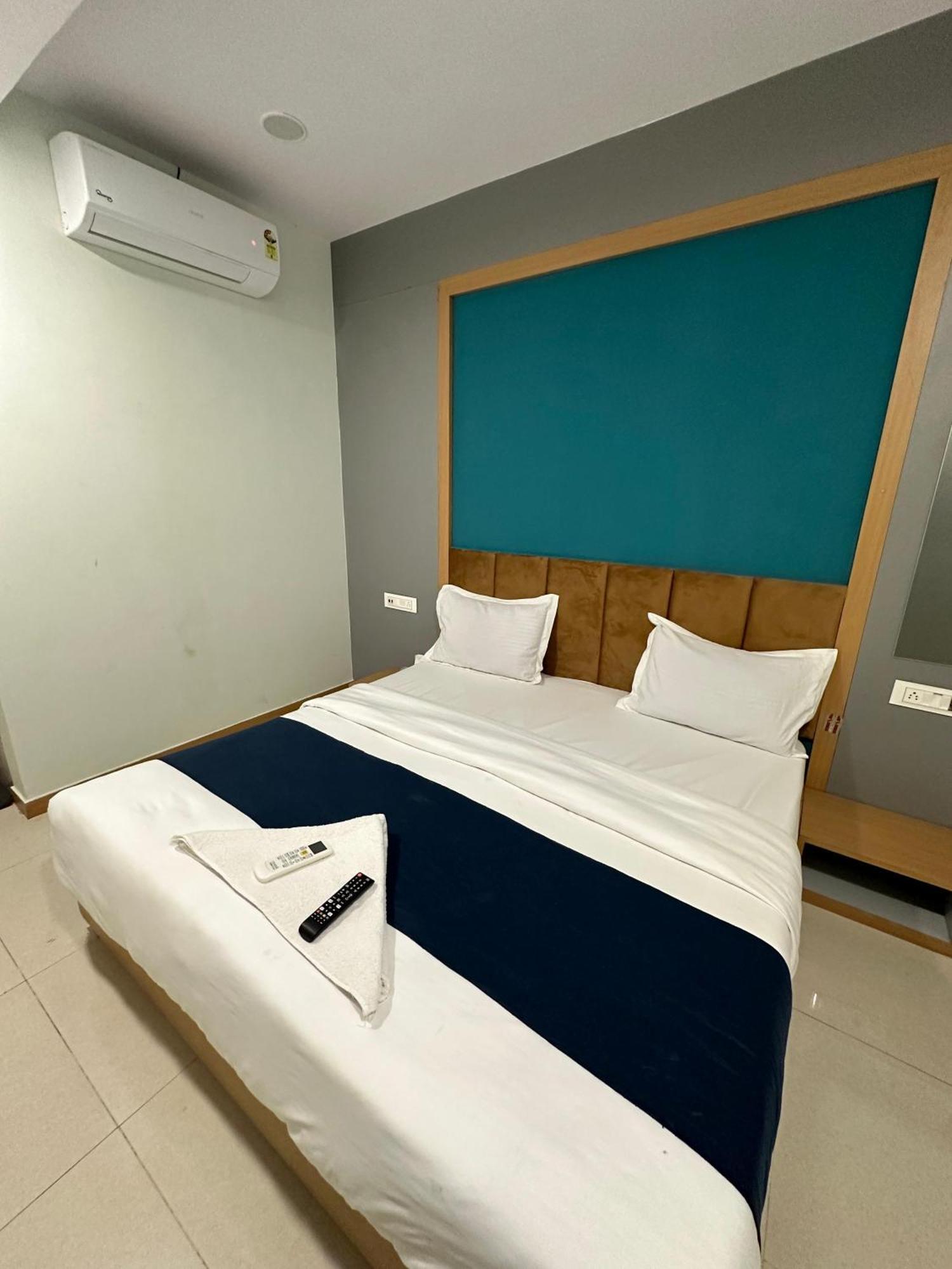 Hotel Sky Palace Adajan Σουράτ Δωμάτιο φωτογραφία